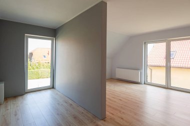 Yatak odası evin içinde yeni lamine zemin ile