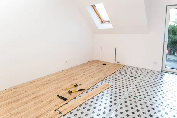 家中新木地板的安装 — 图库照片
