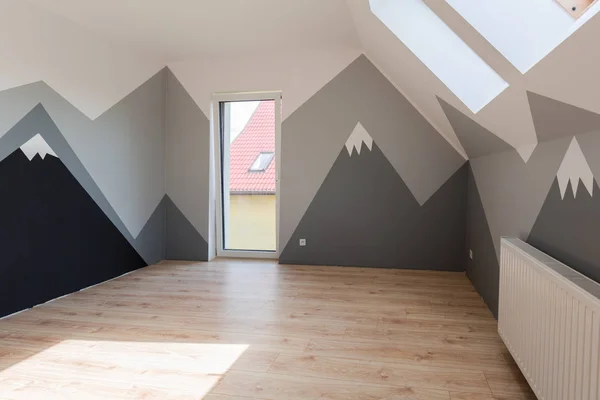 Dormitorio Para Niños Con Pintura Montaña Suelo Laminado Nuevo — Foto de Stock