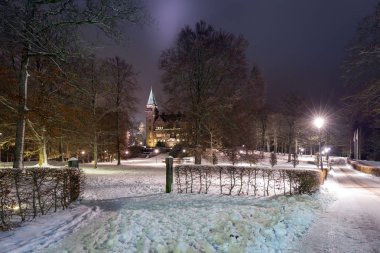 Vaxjo, İsveç'te karlı gece kalede Teleborg