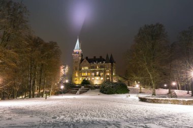 Vaxjo, İsveç'te karlı gece kalede Teleborg
