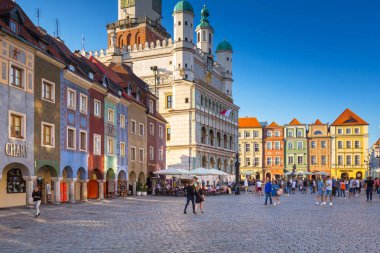 Poznan, Polonya - 8 Eylül 2018: Ana kare Poznan, Polonya mimarisi. Poznan bir şehirdir Warta Nehri Batı merkezi Polonya