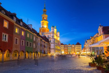 Main Square Poznan mimarisini gece, Polonya.