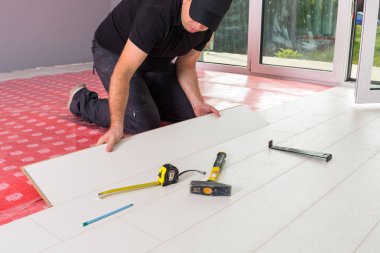 Tamirci yeni kaplamalı ahşap döşeme kuruyor