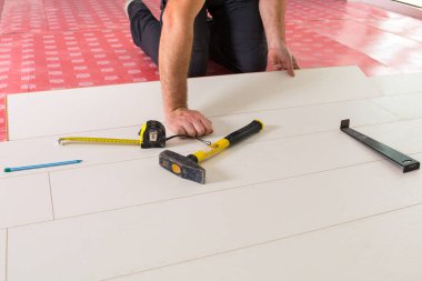 Tamirci yeni kaplamalı ahşap döşeme kuruyor