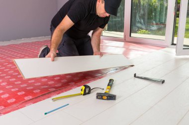 Tamirci yeni kaplamalı ahşap döşeme kuruyor