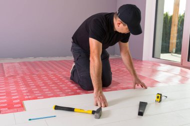 Tamirci yeni kaplamalı ahşap döşeme kuruyor