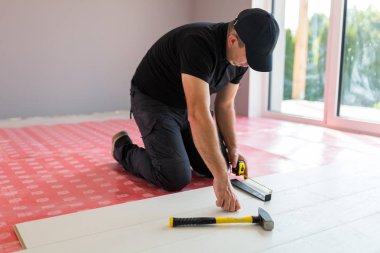 Tamirci yeni kaplamalı ahşap döşeme kuruyor