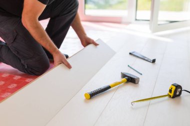 Tamirci yeni kaplamalı ahşap döşeme kuruyor