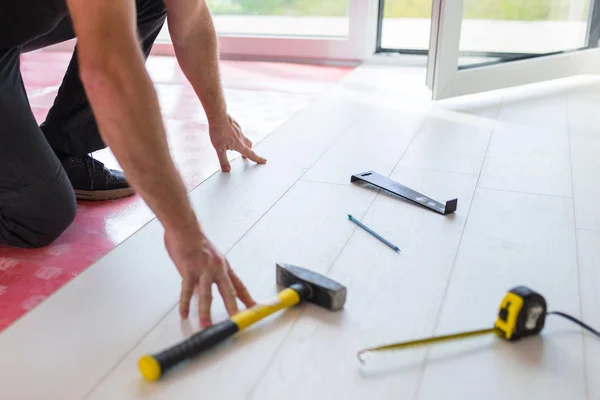 Handyman Installeert Nieuwe Gelamineerde Houten Vloer — Stockfoto