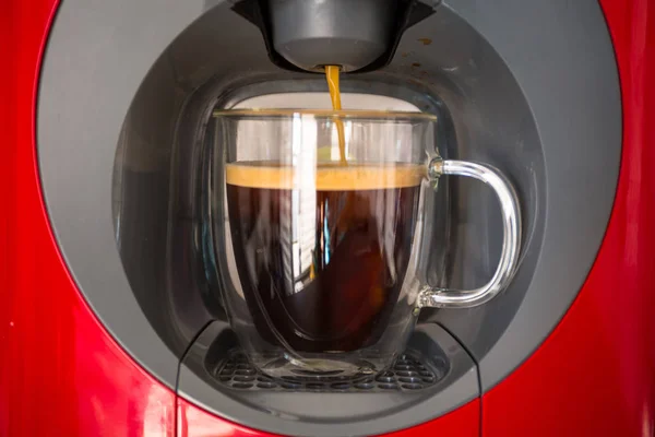 Automatisk Maskin Förbereder Kopp Kaffe — Stockfoto