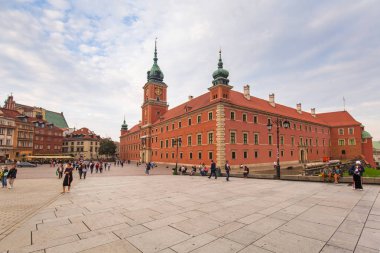 Varşova, Polonya - 5 Eylül 2018: İnsanlar günbatımı, Polonya Varşova City Royal Castle meydanında. Başkenti ve en büyük şehri Polonya'nın Varşova olduğunu.