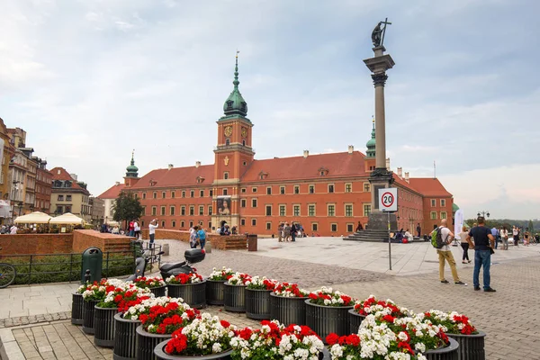 Warszawa Września 2018 Ludzi Placu Zamku Królewskiego Warszawie Miasto Zachodzie — Zdjęcie stockowe