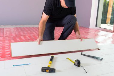 Tamirci yeni kaplamalı ahşap döşeme kuruyor