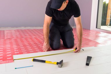 Tamirci yeni kaplamalı ahşap döşeme kuruyor