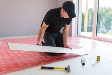 Tamirci yeni kaplamalı ahşap döşeme kuruyor