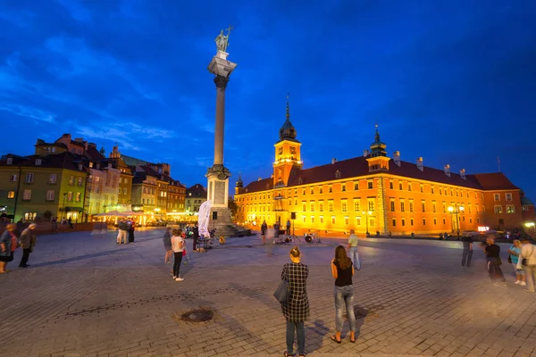 Warszawa Września 2018 Ludzi Placu Zamku Królewskiego Warszawie Miasto Nocą — Zdjęcie stockowe