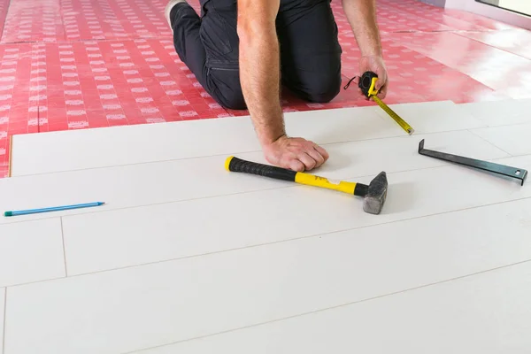 Handyman Instalando Piso Madera Laminado Nuevo —  Fotos de Stock