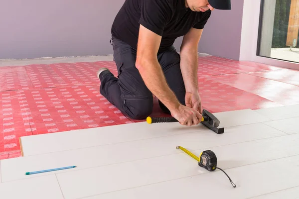 Handyman Instalando Piso Madera Laminado Nuevo —  Fotos de Stock