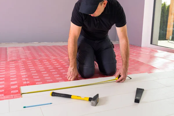 Tamirci yeni kaplamalı ahşap döşeme kuruyor