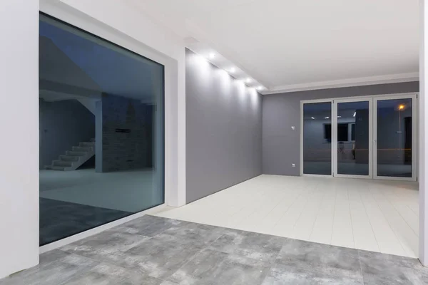 新しいラミネート床と装飾的な壁のあるリビング ルーム — ストック写真