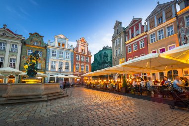 Poznan, Polonya - 8 Eylül 2018: Dusk, Polonya ana meydanında Poznan mimarisi. Poznan bir şehirdir Warta Nehri Batı merkezi Polonya
