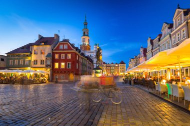 Main Square Poznan mimarisini gece, Polonya.