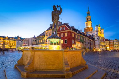 Main Square Poznan mimarisini gece, Polonya.