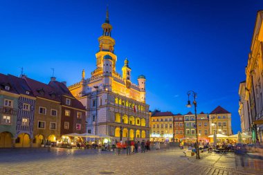 Main Square Poznan mimarisini gece, Polonya.
