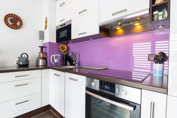 Moderne Witte Paarse Keuken Interieur — Stockfoto