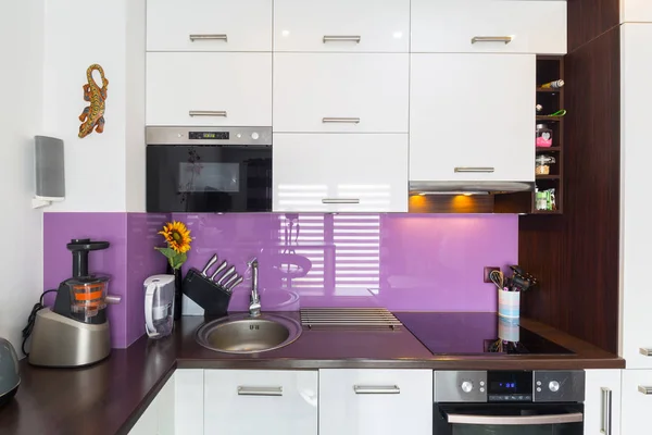 モダンな白と紫のキッチンインテリア — ストック写真
