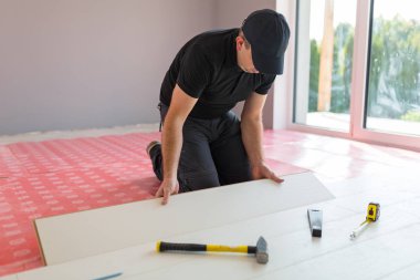 Tamirci yeni kaplamalı ahşap döşeme kuruyor