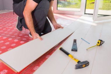 Tamirci yeni kaplamalı ahşap döşeme kuruyor