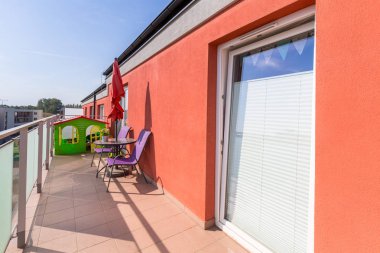 Güneşli balkon dış sandalye ile