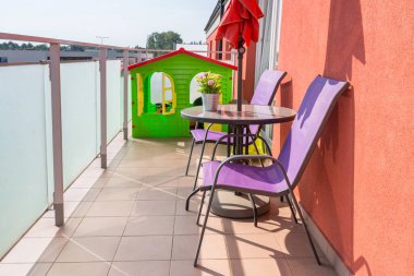 Güneşli balkon dış sandalye ile