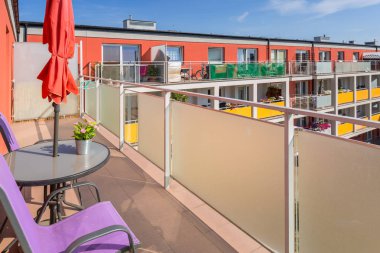 Güneşli balkon dış sandalye ile