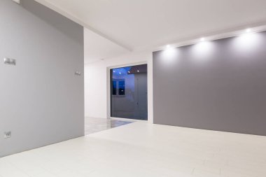 Yeni lamine zemin ve dekoratif duvar ile oturma odası