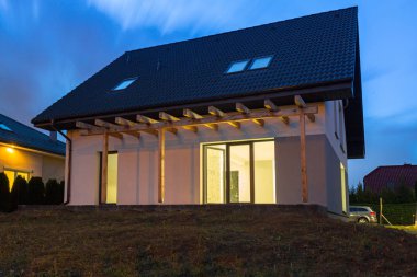 Yeni inşa edilmiş ev gece ışıklı