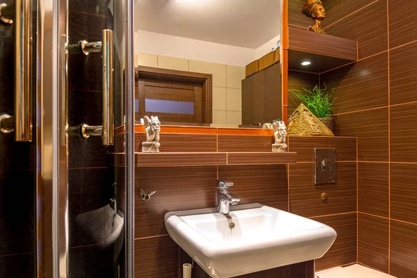 Moderní Hnědé Koupelny Interiér — Stock fotografie