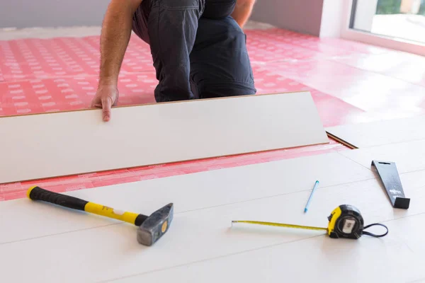 Handyman Instalando Piso Madera Laminado Nuevo — Foto de Stock