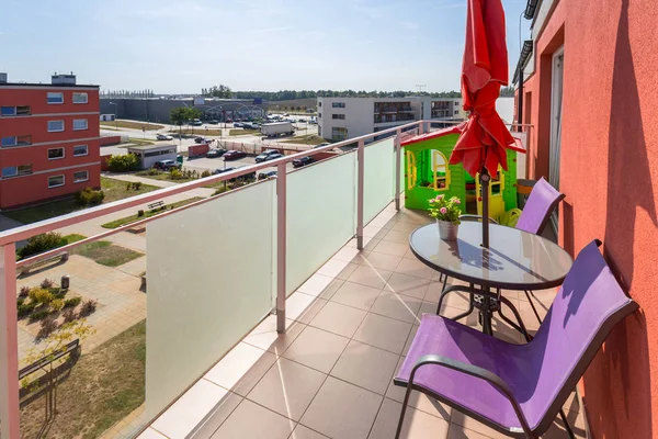 Zonnig Balkon Buitenkant Met Stoelen — Stockfoto