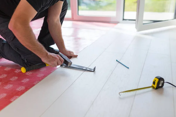 Handyman installing new laminated wooden floor — Stock Image Handyman Installing New Laminated Wooden Floor Stock Image