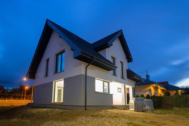 Yeni inşa edilmiş ev gece ışıklı