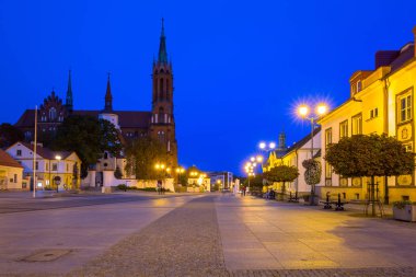 Basilica Bialystok gece, Polonya ile Kosciusko Main Square.