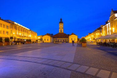 Kosciusko Main Square ile Belediye Binası Bialystok gece, Polonya.