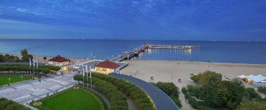 Alacakaranlıkta, Polonya Baltık Denizi pier (Molo) yılında Sopot'ta Panoraması