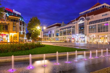 Sopot, Polonya - 30 Eylül 2018: Gece, Polonya Sopot şehir ana meydanında mimarisi. Sopot önemli sağlık ve Turizm resort ve Avrupa'nın en uzun ahşap iskele var..