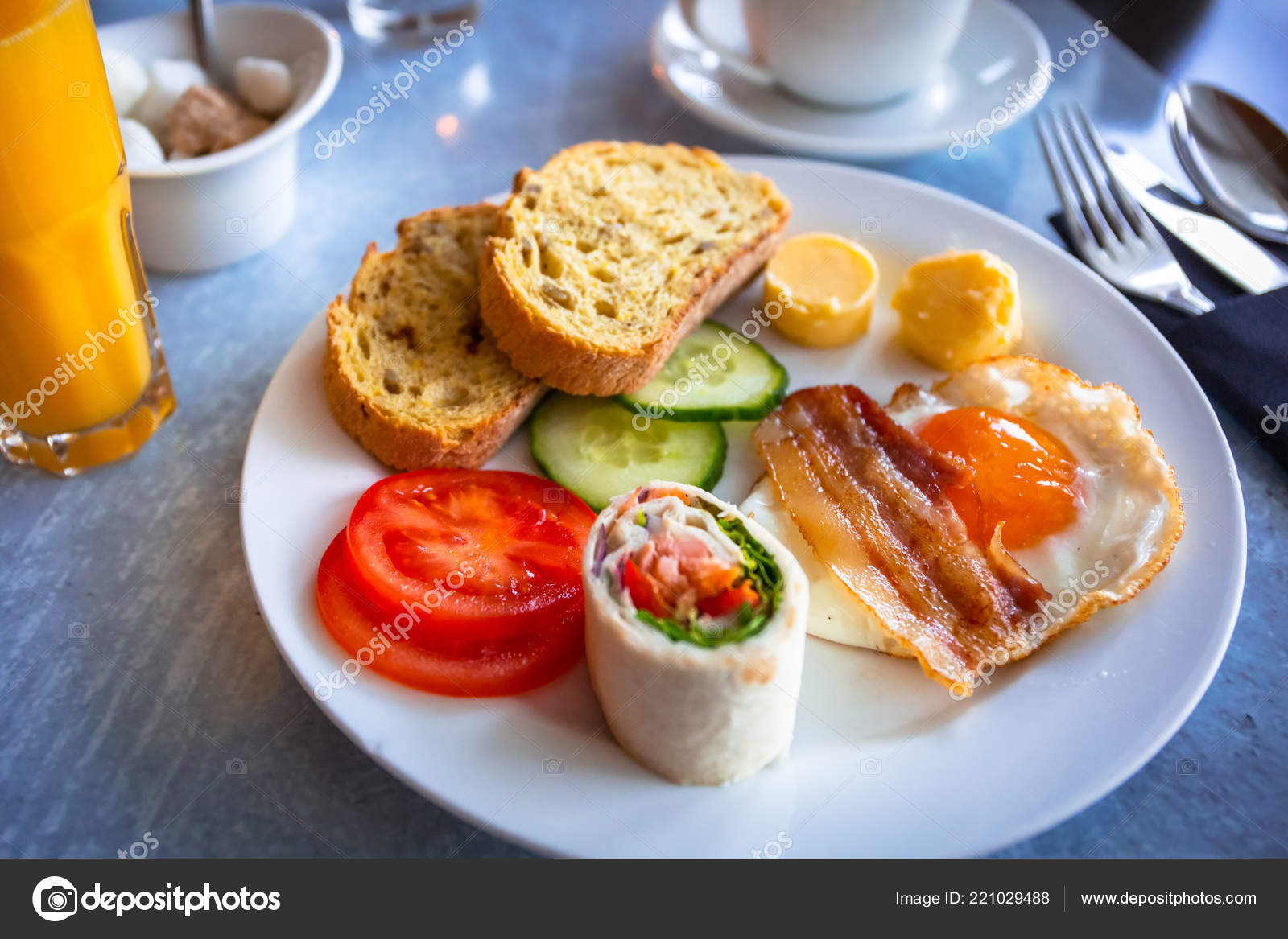 桌上有欧式早餐的盘子——图库图片© Patryk_Kosmider #221029488