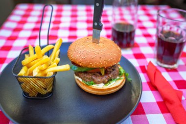 Lezzetli hamburger ızgara biftek ve cips plaka üzerinde