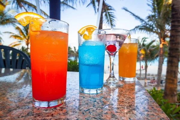 在墨西哥加勒比海滩的热带饮料 — 图库照片